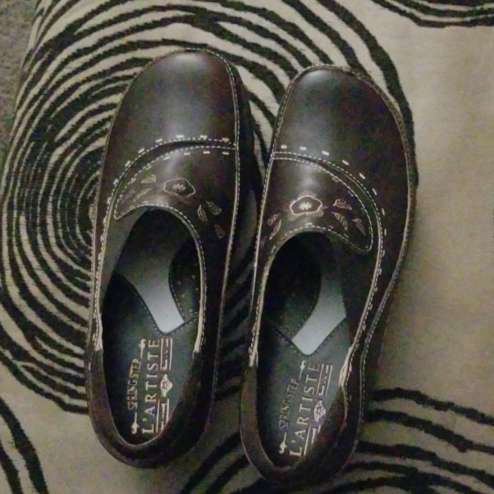L'Artiste Spring step nursing shoes